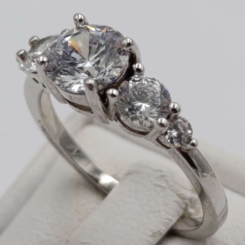 Gorgeous sterling silver ring with 5 clear stones - size O - 3.2g