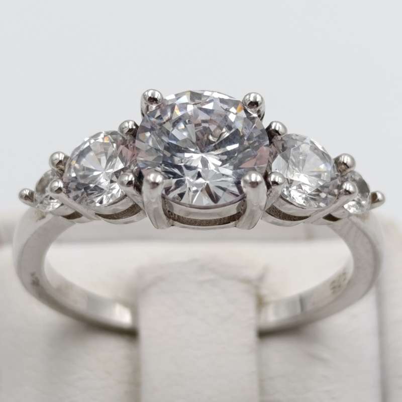 Gorgeous sterling silver ring with 5 clear stones - size O - 3.2g