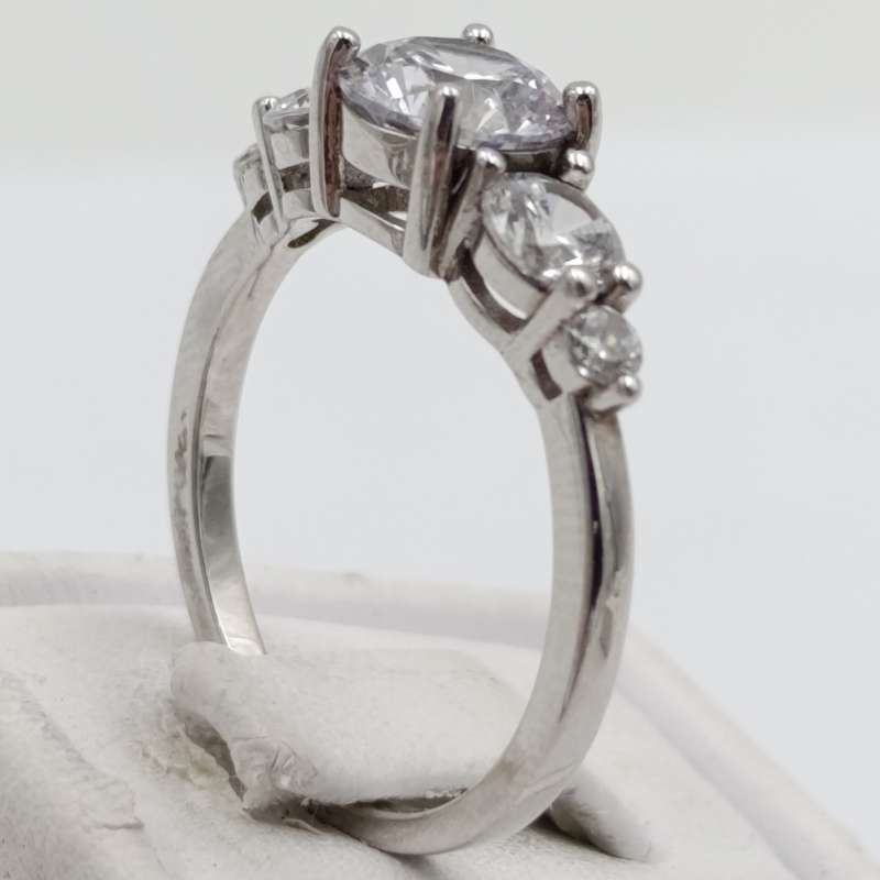 Gorgeous sterling silver ring with 5 clear stones - size O - 3.2g
