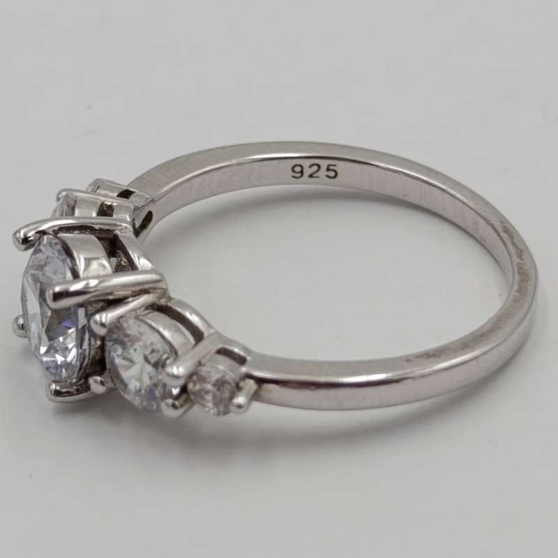 Gorgeous sterling silver ring with 5 clear stones - size O - 3.2g