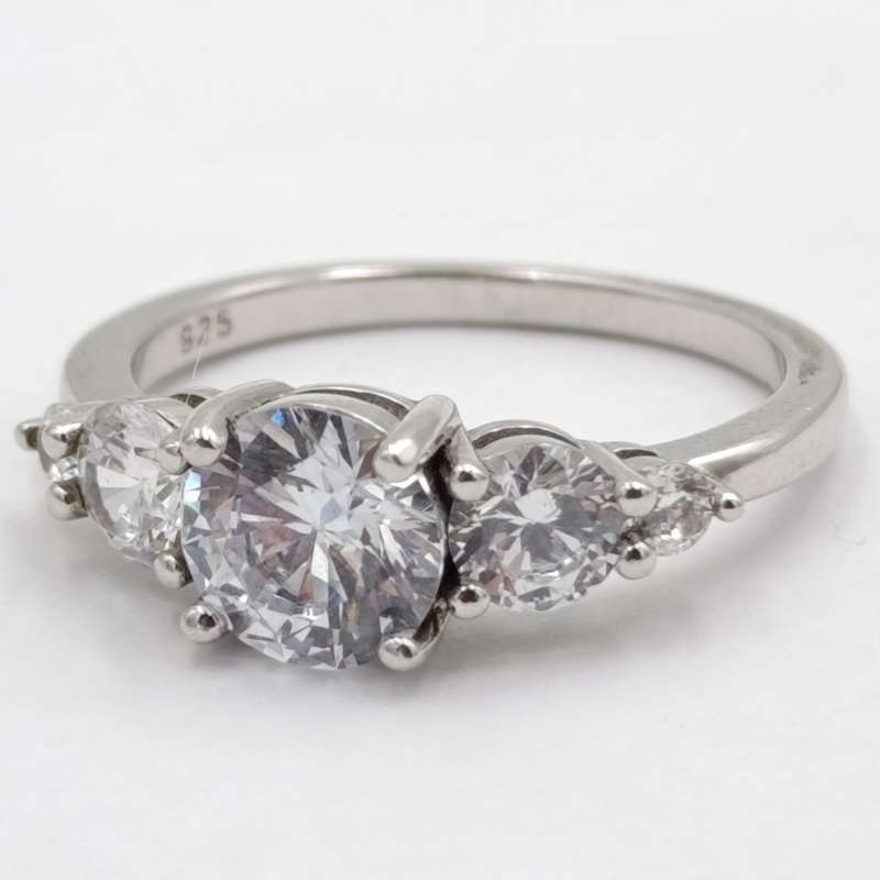 Gorgeous sterling silver ring with 5 clear stones - size O - 3.2g