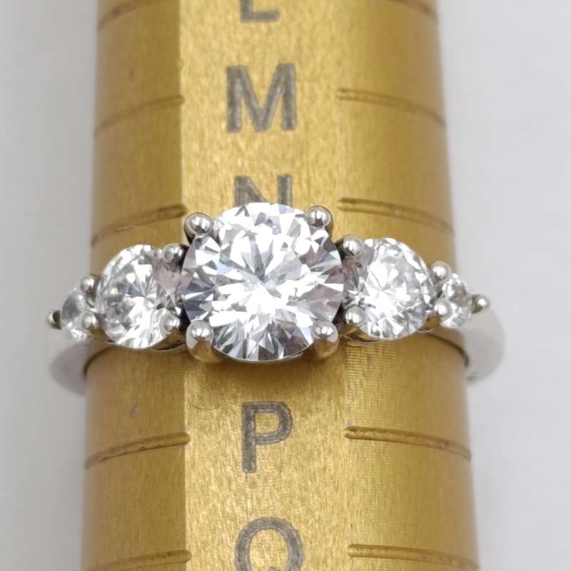 Gorgeous sterling silver ring with 5 clear stones - size O - 3.2g