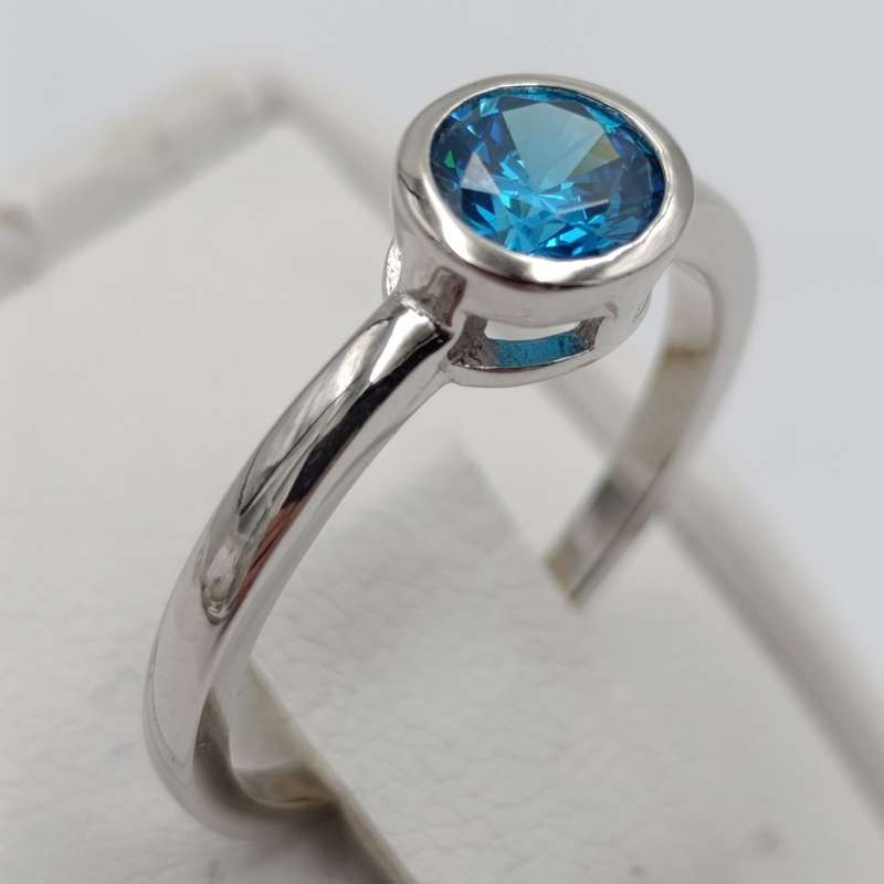 Beautiful Sterling silver ring with light blue stone - size P - 2.5g