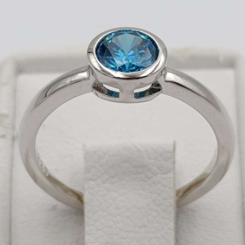 Beautiful Sterling silver ring with light blue stone - size P - 2.5g