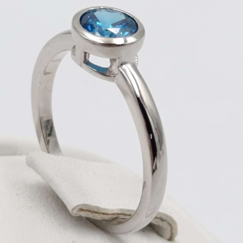 Beautiful Sterling silver ring with light blue stone - size P - 2.5g