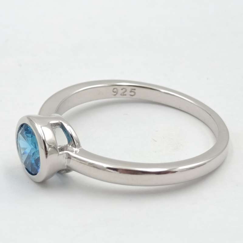 Beautiful Sterling silver ring with light blue stone - size P - 2.5g