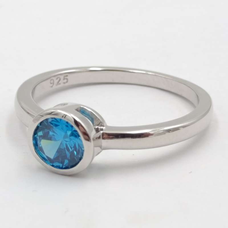 Beautiful Sterling silver ring with light blue stone - size P - 2.5g
