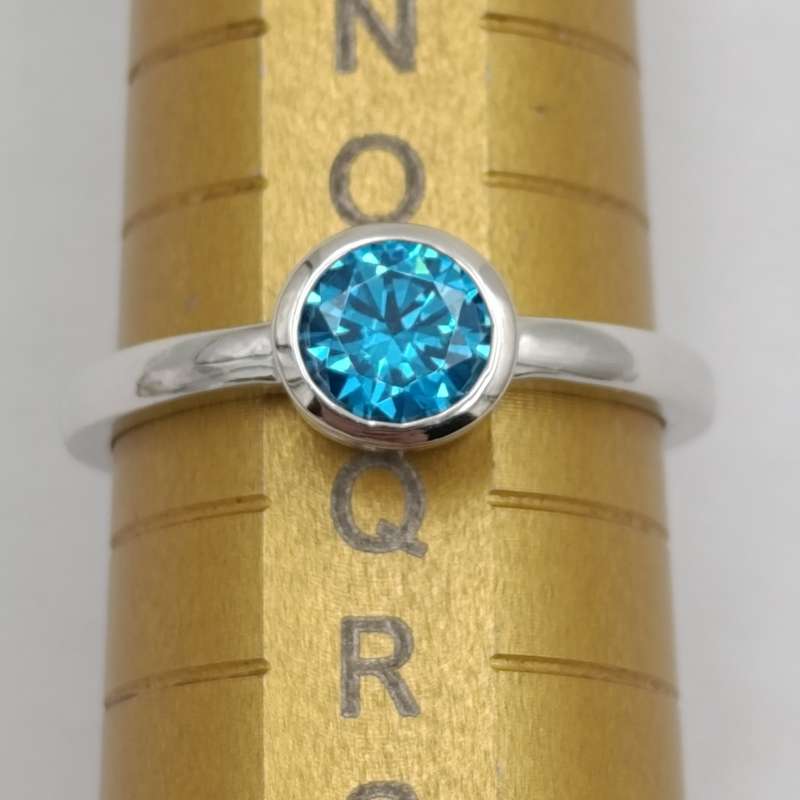 Beautiful Sterling silver ring with light blue stone - size P - 2.5g