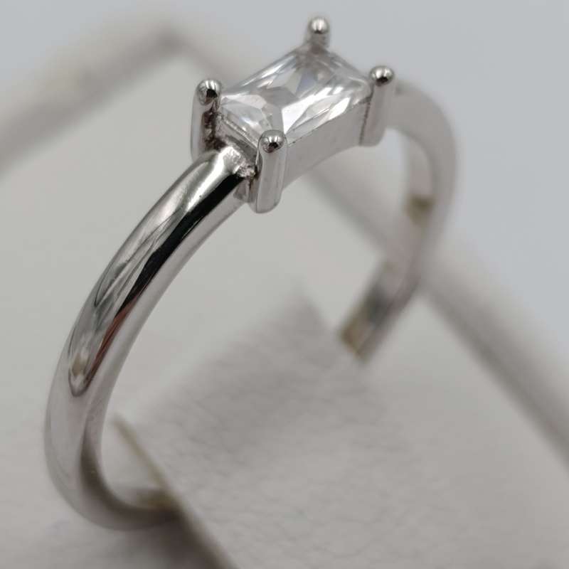 Beautiful Sterling silver ring with clear stone - size M - 1.7g