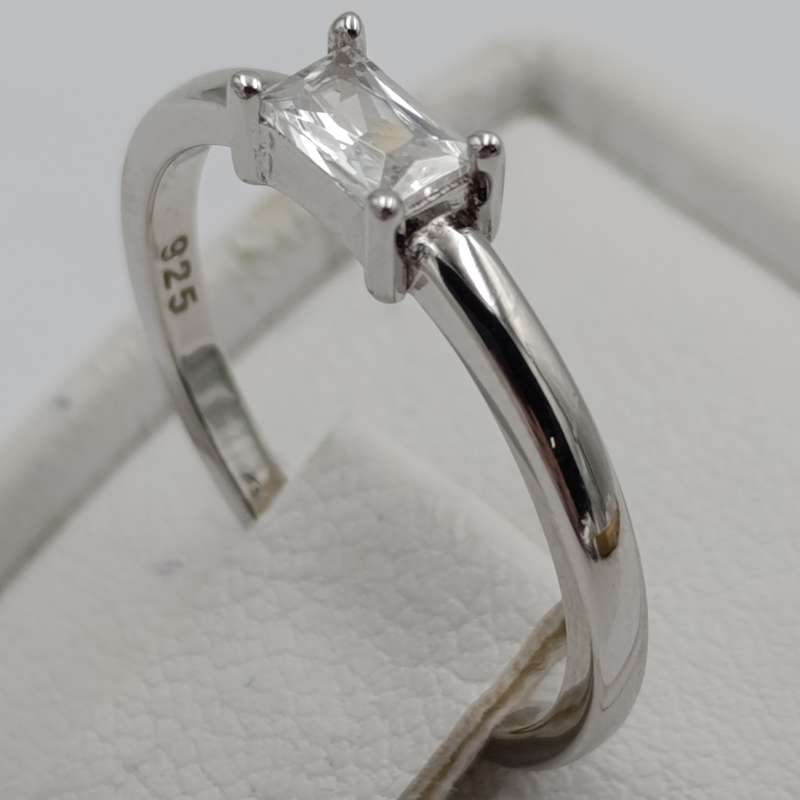 Beautiful Sterling silver ring with clear stone - size M - 1.7g