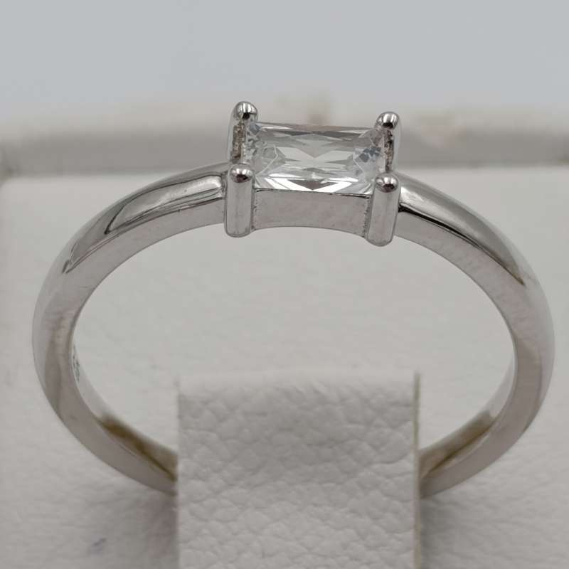 Beautiful Sterling silver ring with clear stone - size M - 1.7g