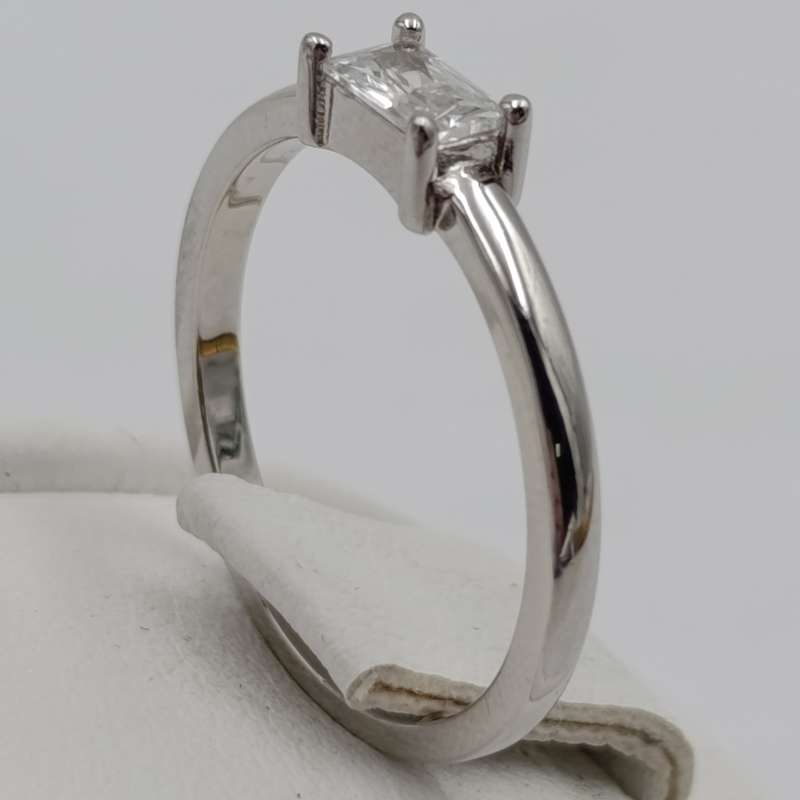 Beautiful Sterling silver ring with clear stone - size M - 1.7g