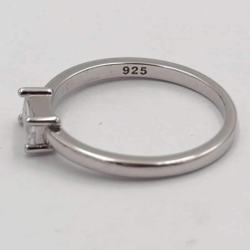 Beautiful Sterling silver ring with clear stone - size M - 1.7g