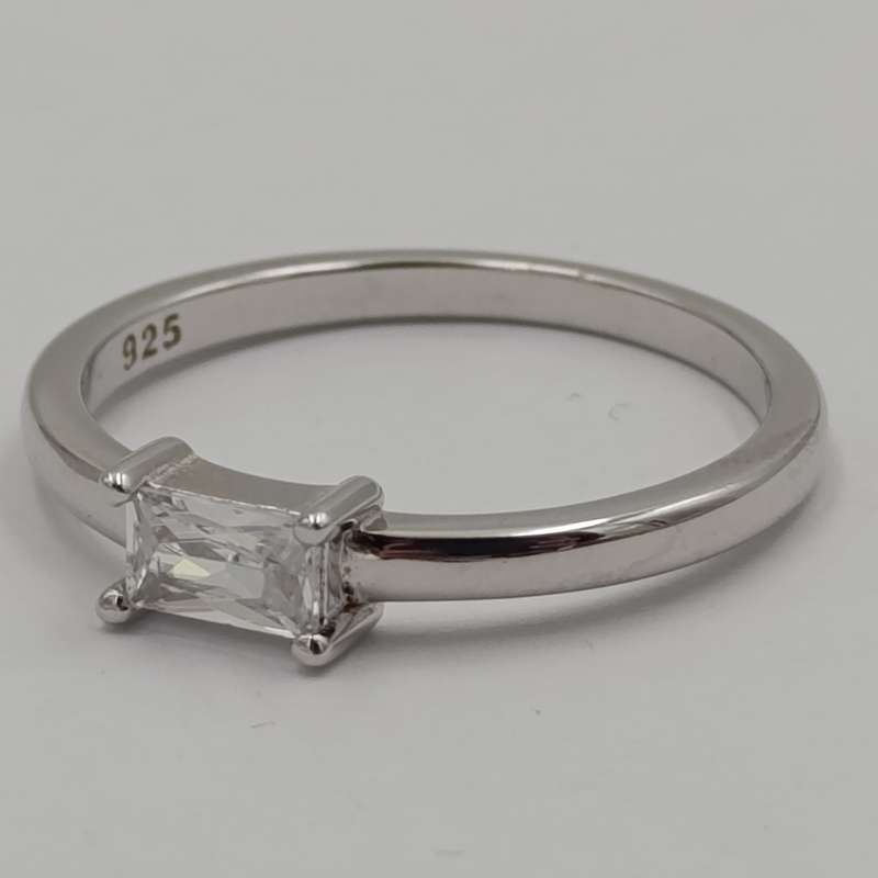 Beautiful Sterling silver ring with clear stone - size M - 1.7g