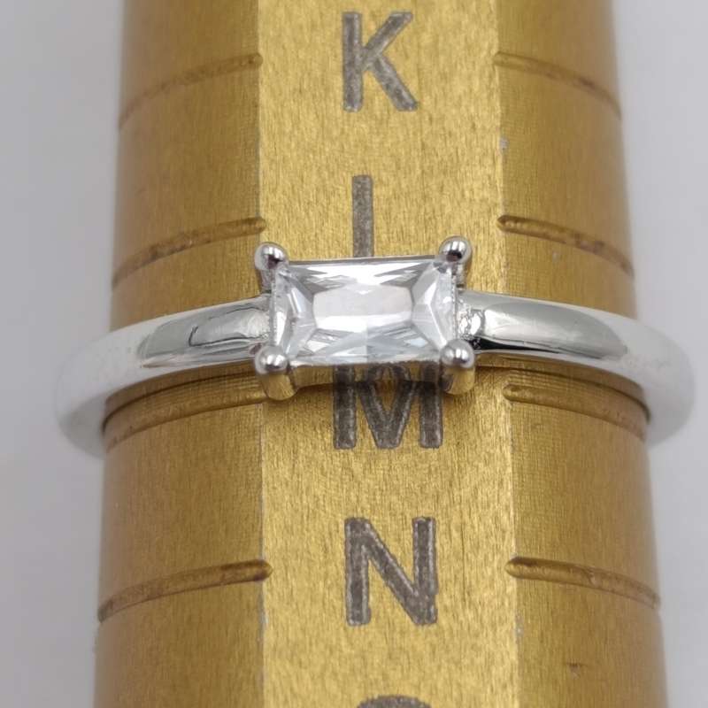 Beautiful Sterling silver ring with clear stone - size M - 1.7g