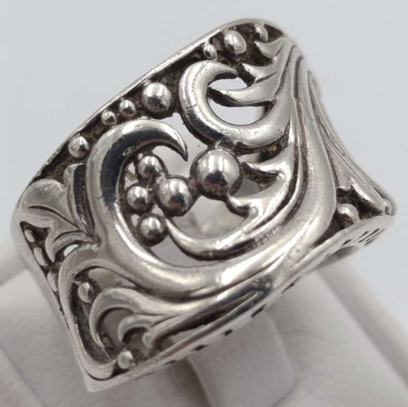 Bulky Sterling silver ring - weighs 9.0 grams - size O