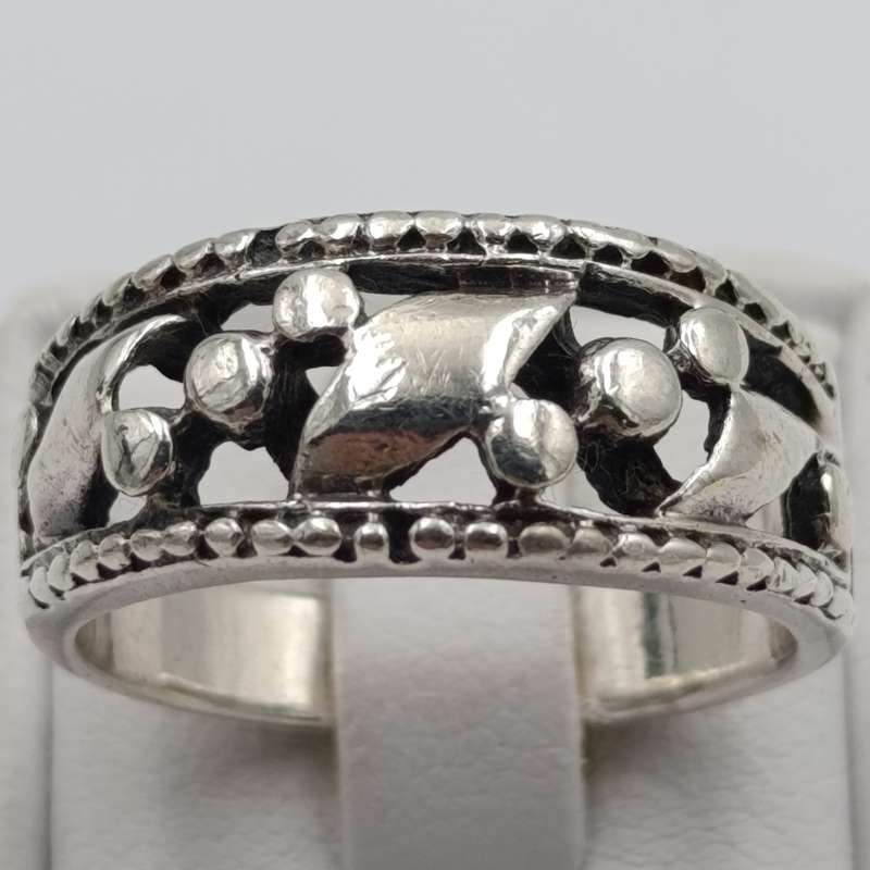 Vintage sterling silver ring - size R - weighs 6.3g