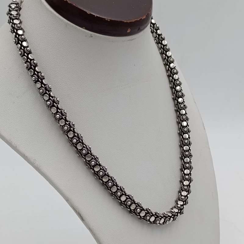 Very Unique design sterling silver necklace - weighs 66.5g - length 43.5g