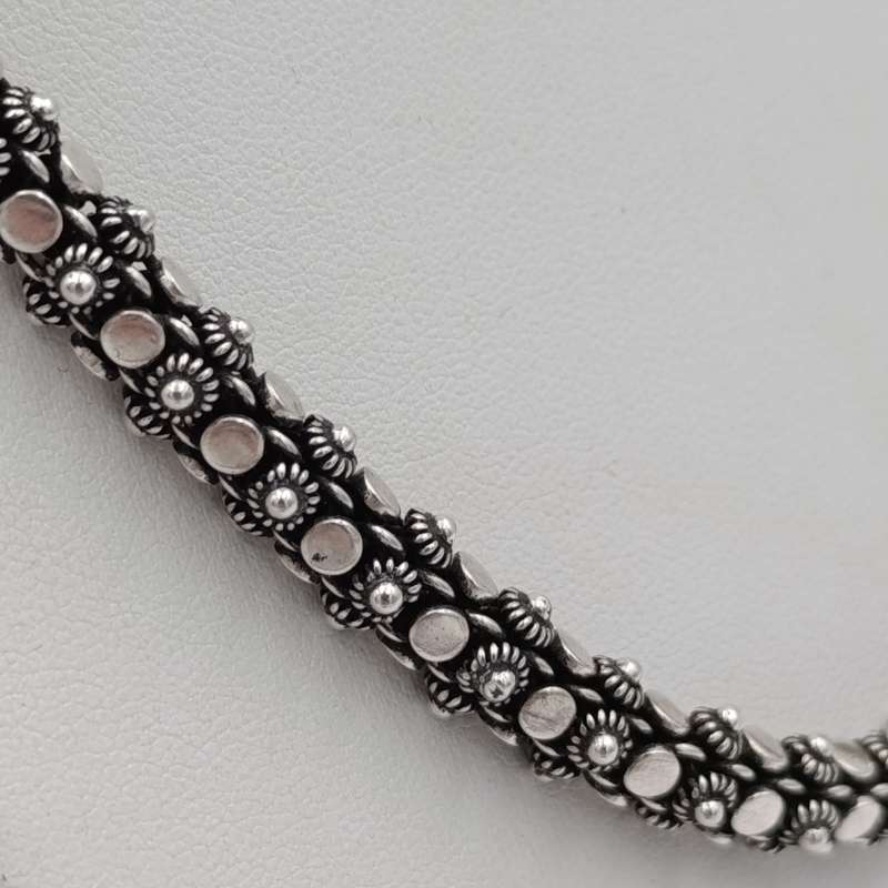 Very Unique design sterling silver necklace - weighs 66.5g - length 43.5g