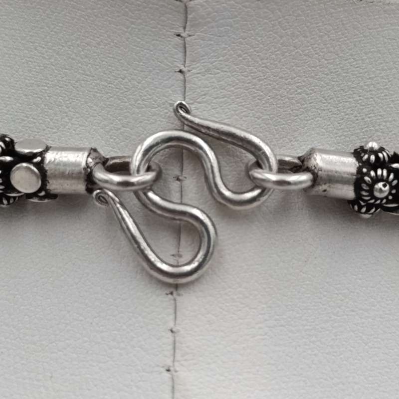 Very Unique design sterling silver necklace - weighs 66.5g - length 43.5g