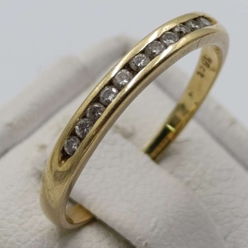 18kt Yellow gold diamond ring with 11 small diamonds - weighs 1.9g - size L 1/2