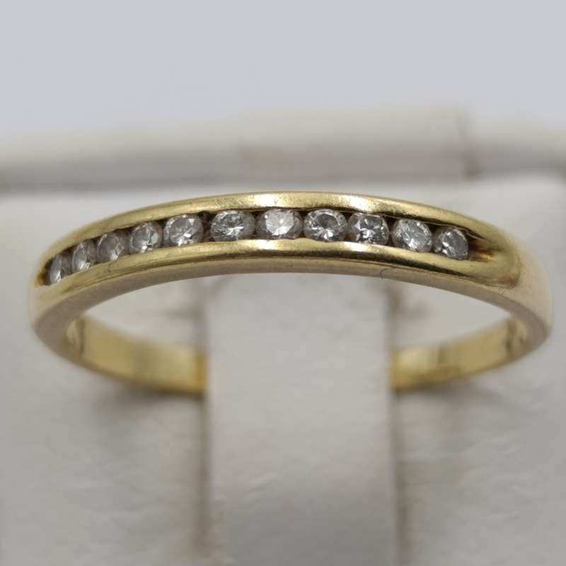 18kt Yellow gold diamond ring with 11 small diamonds - weighs 1.9g - size L 1/2