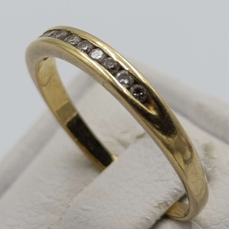 18kt Yellow gold diamond ring with 11 small diamonds - weighs 1.9g - size L 1/2