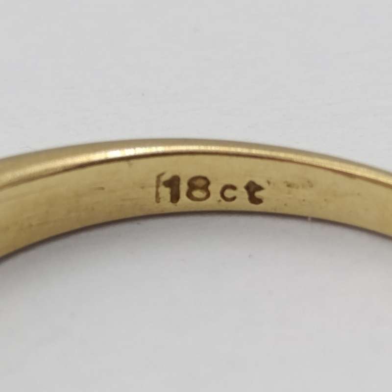 18kt Yellow gold diamond ring with 11 small diamonds - weighs 1.9g - size L 1/2