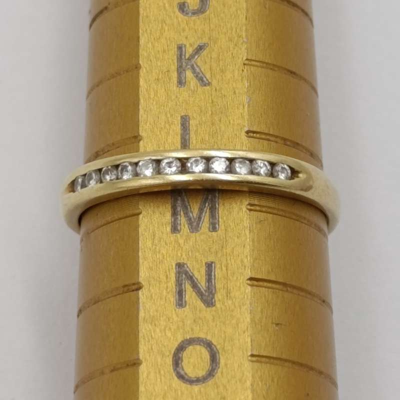 18kt Yellow gold diamond ring with 11 small diamonds - weighs 1.9g - size L 1/2