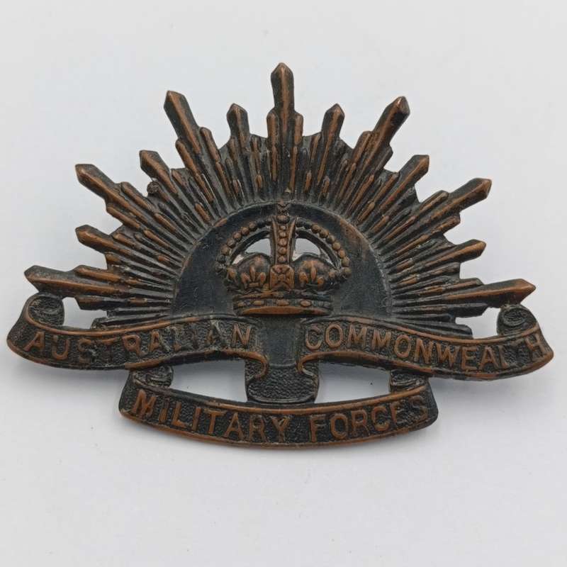 Austrailia Commonwealth military Forces cap badge with lugs