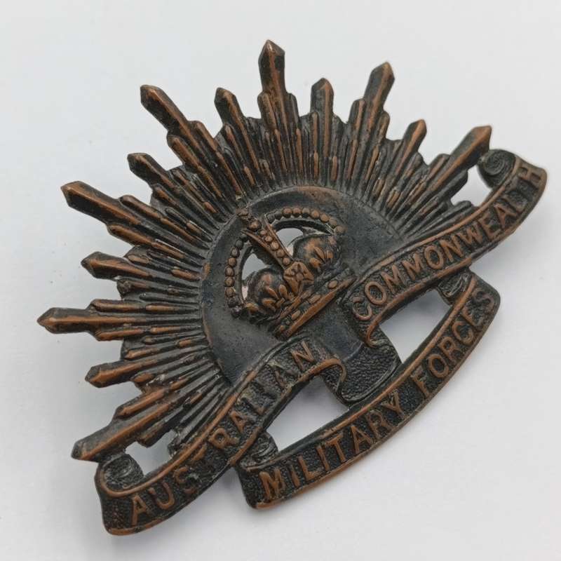 Austrailia Commonwealth military Forces cap badge with lugs