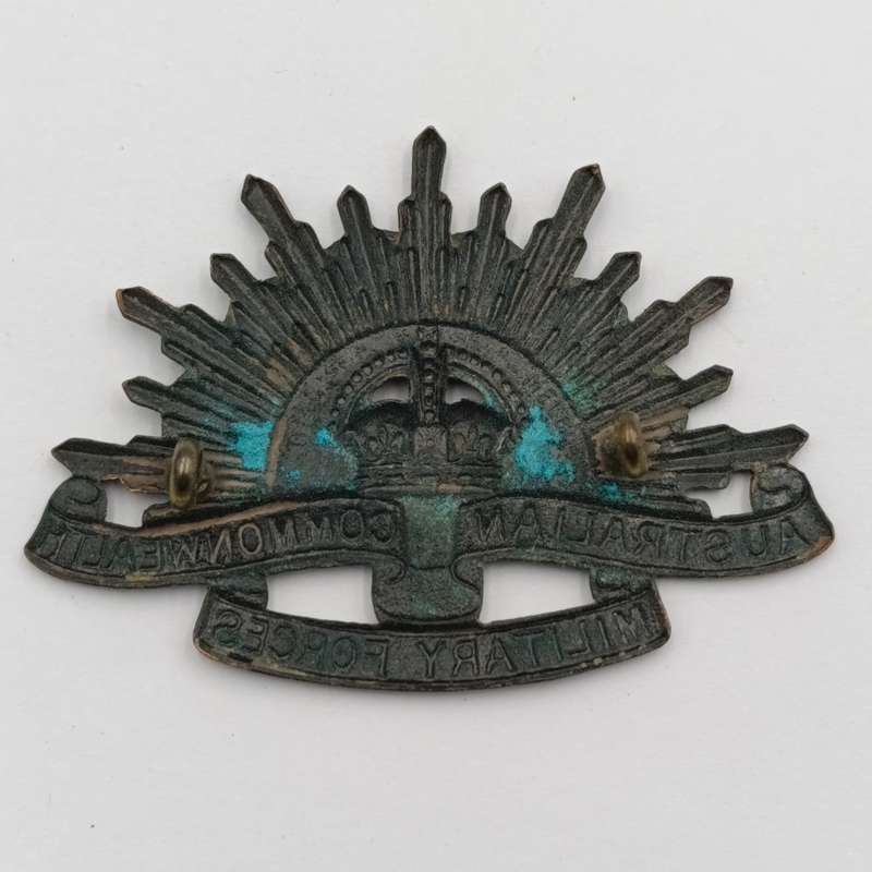 Austrailia Commonwealth military Forces cap badge with lugs