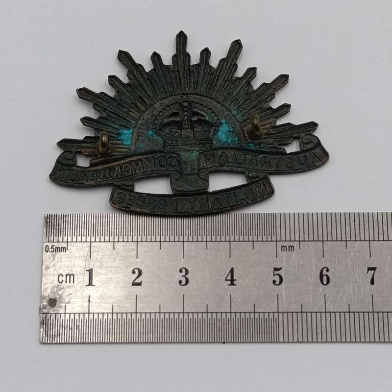 Austrailia Commonwealth military Forces cap badge with lugs
