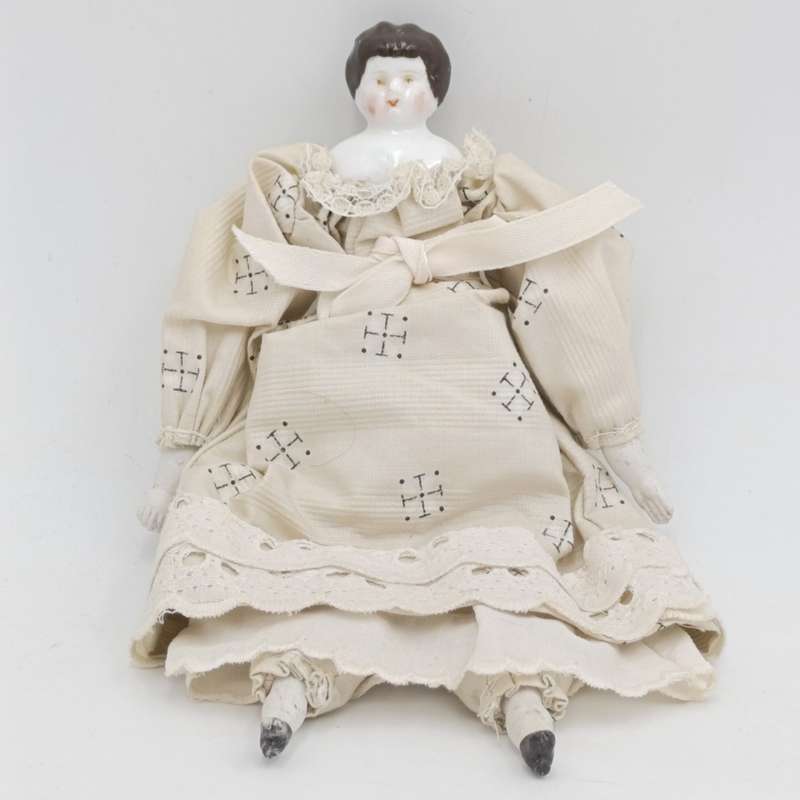Antique Brown hair rosy cheeks doll - 18cm long