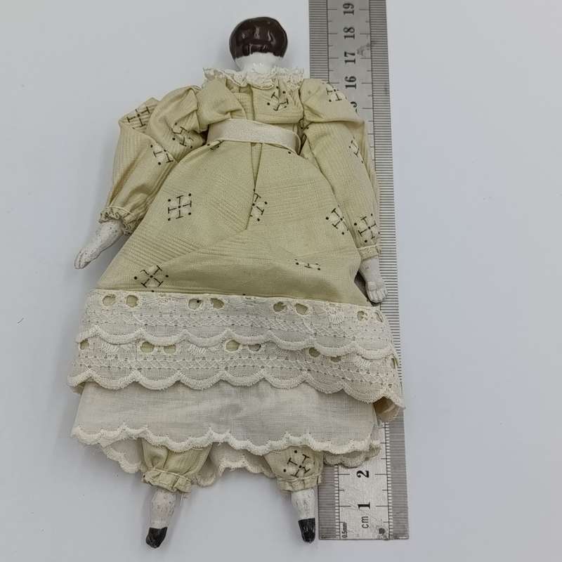 Antique Brown hair rosy cheeks doll - 18cm long