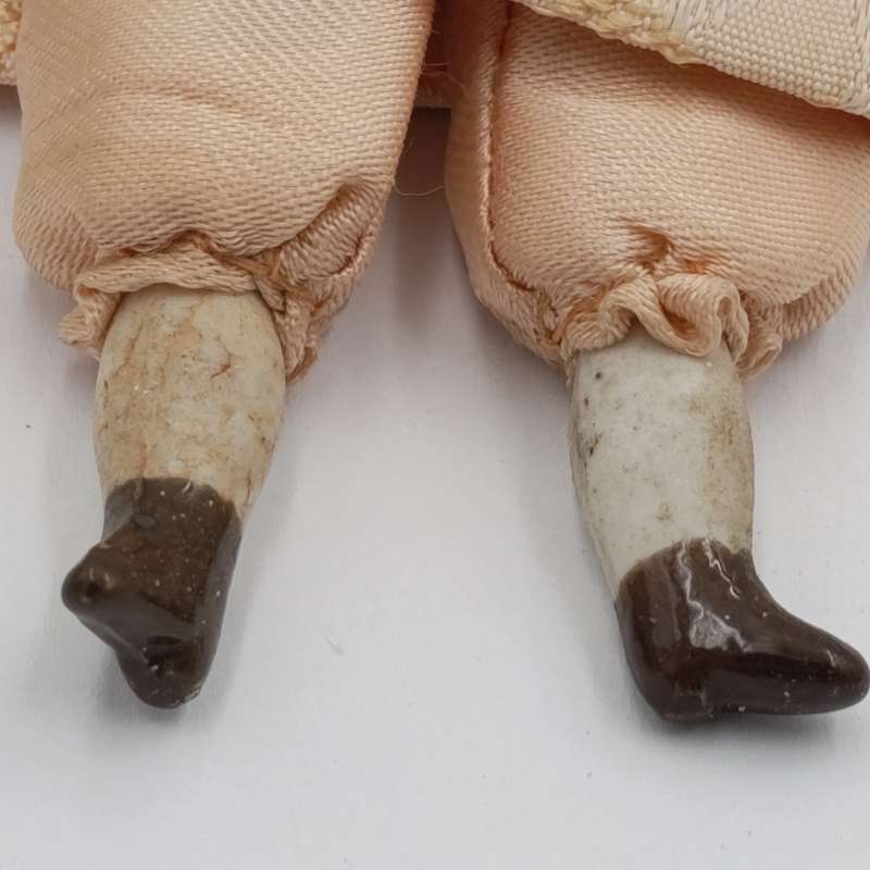 Antique brown hair rosy cheeks doll - 21cm long - late 1800's