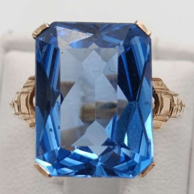 9kt Gold ring with large rectangular blue topaz - weighs 5.3g Size O