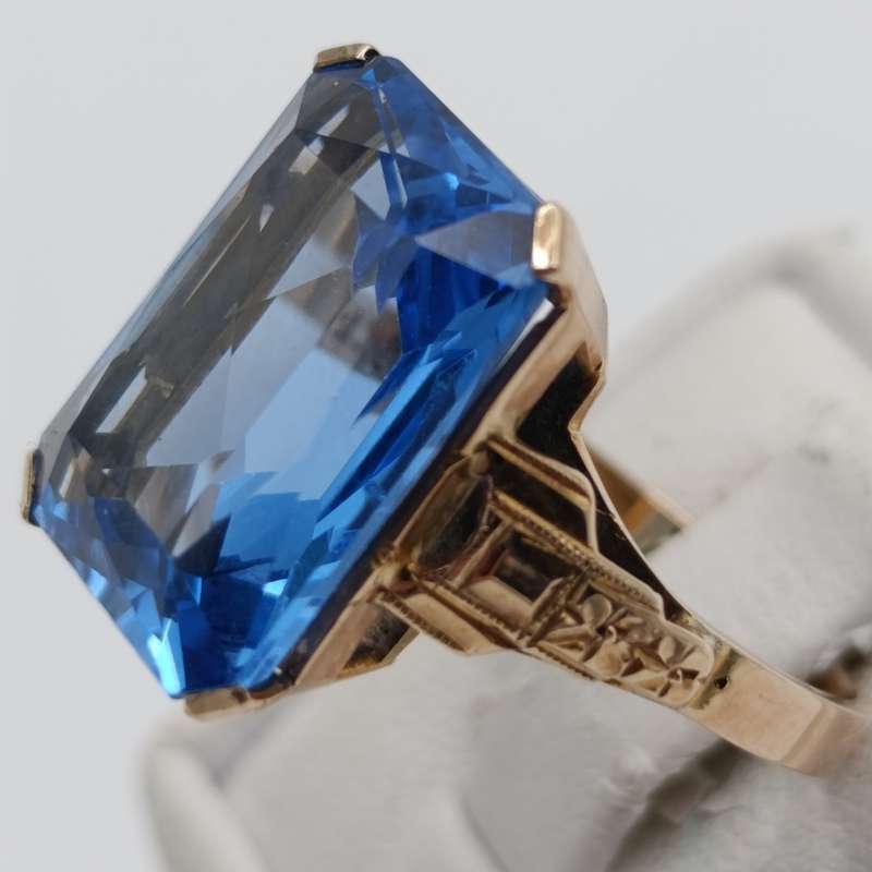9kt Gold ring with large rectangular blue topaz - weighs 5.3g Size O