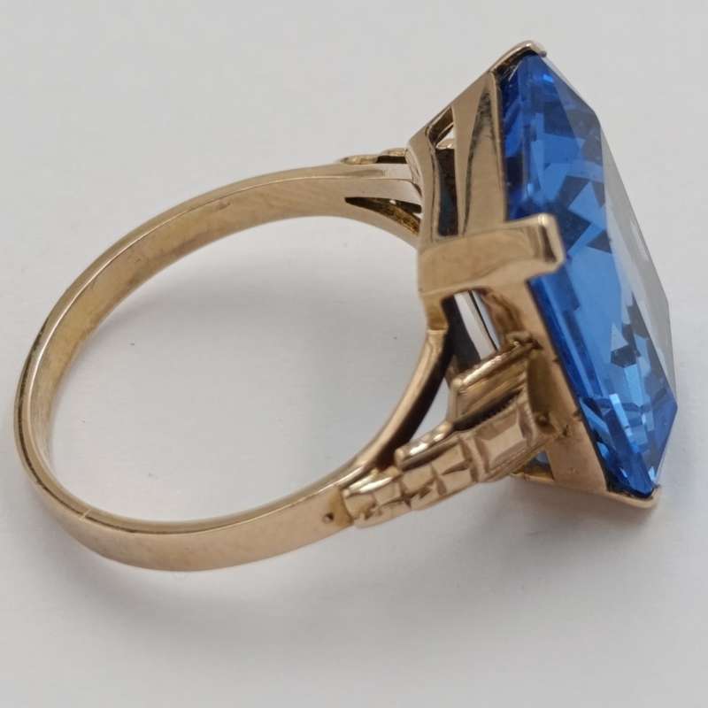 9kt Gold ring with large rectangular blue topaz - weighs 5.3g Size O
