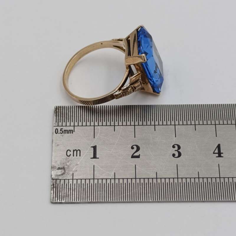 9kt Gold ring with large rectangular blue topaz - weighs 5.3g Size O