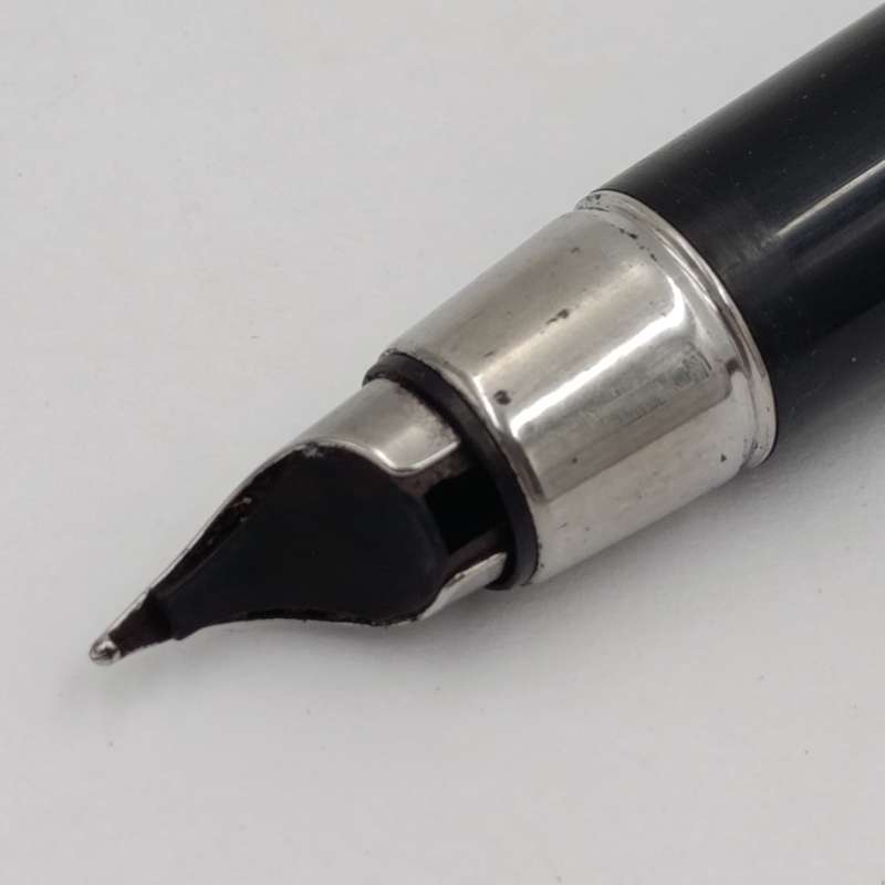Vintage Parker matte black fountain pen in case