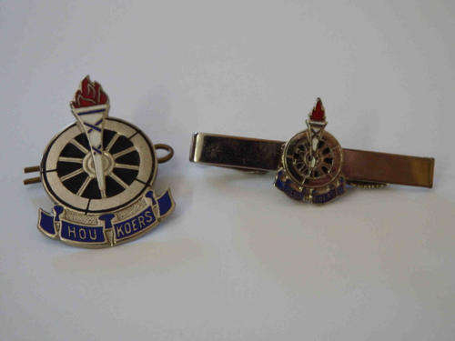 Voortrekker tie pin and cap badge as per photo(price reduced with R30)