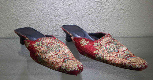 Tapestry point toe high heels - floral pattern - well worn