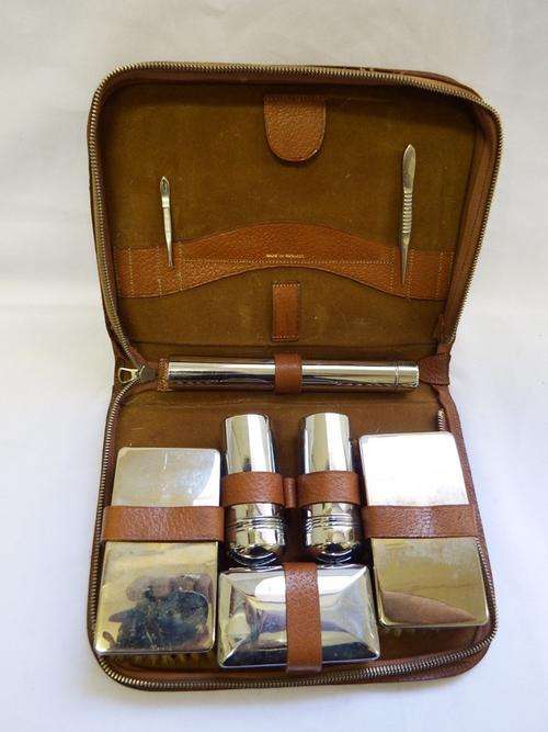Vintage ( 1940 / 1950 ) men`s grooming set in leather case - as per photo