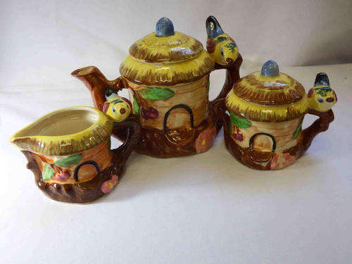 Vertex gold castle tea pot, milk jug, sugar bowl