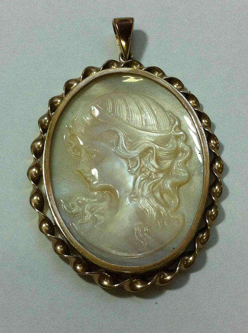 Vintage 9kt gold pendant with mother of pearl cameo