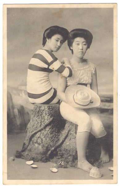 Postcard - 2 Japanese woman sitting on stump - unused