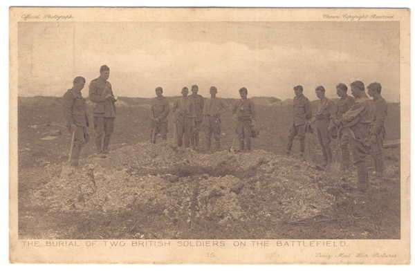 Post Card - The burial of two British Soldiers on the battlefield - Official War photographs-unused