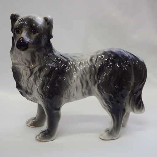 Grey and white porcelain dog - Size : 30 x 33 cm