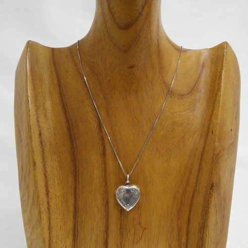 Sterling Silver necklace with silver heart shaped photo locket - Weighs : 6 g